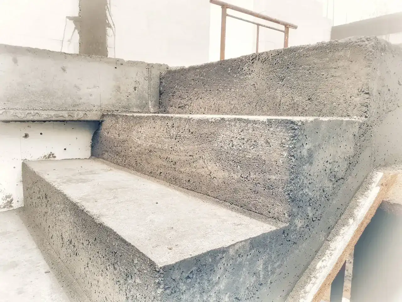 Betonowe schody w budowie, widać jeszcze ślady szalunku. To właśnie szalunek co to jest, tymczasowa forma dla betonu.