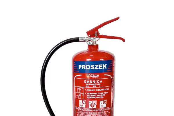 Czerwona gaśnica proszkowa, idealna do serwerowni, z etykietą "PROSZEK" i instrukcją użycia.